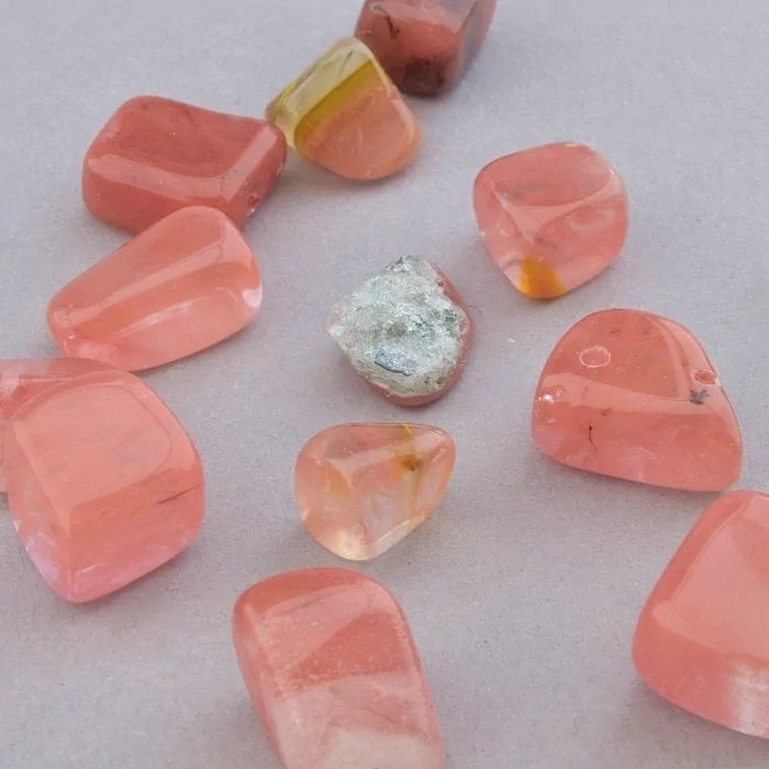 Халцедон: Камінь ніжності та гармонії в прикрасах